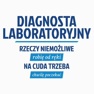 Diagnosta Laboratoryjny - Rzeczy Niemożliwe Robię Od Ręki - Na Cuda Trzeba Chwilę Poczekać - Poduszka Biała