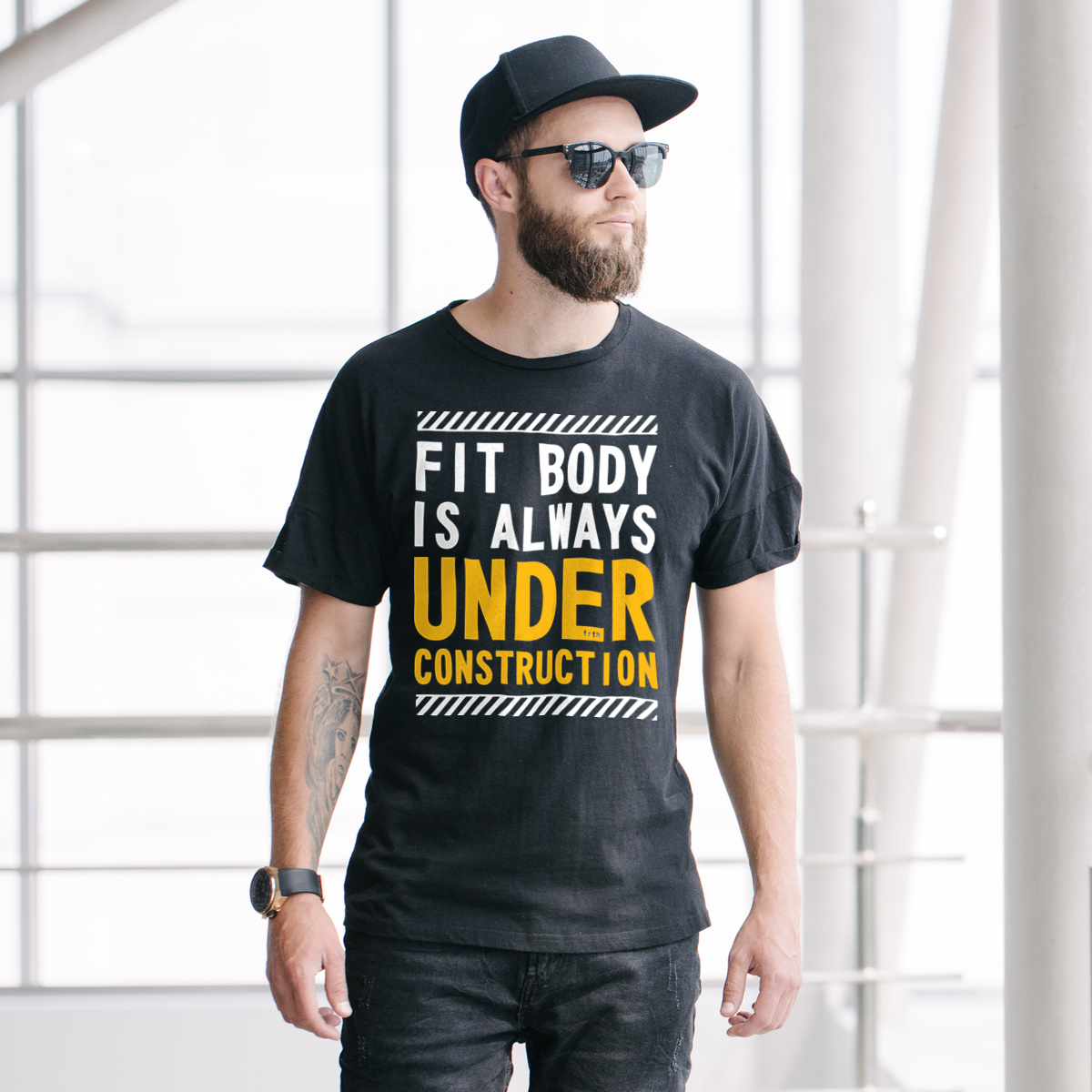 Fit Body Is Always Under Construction - Męska Koszulka Czarna
