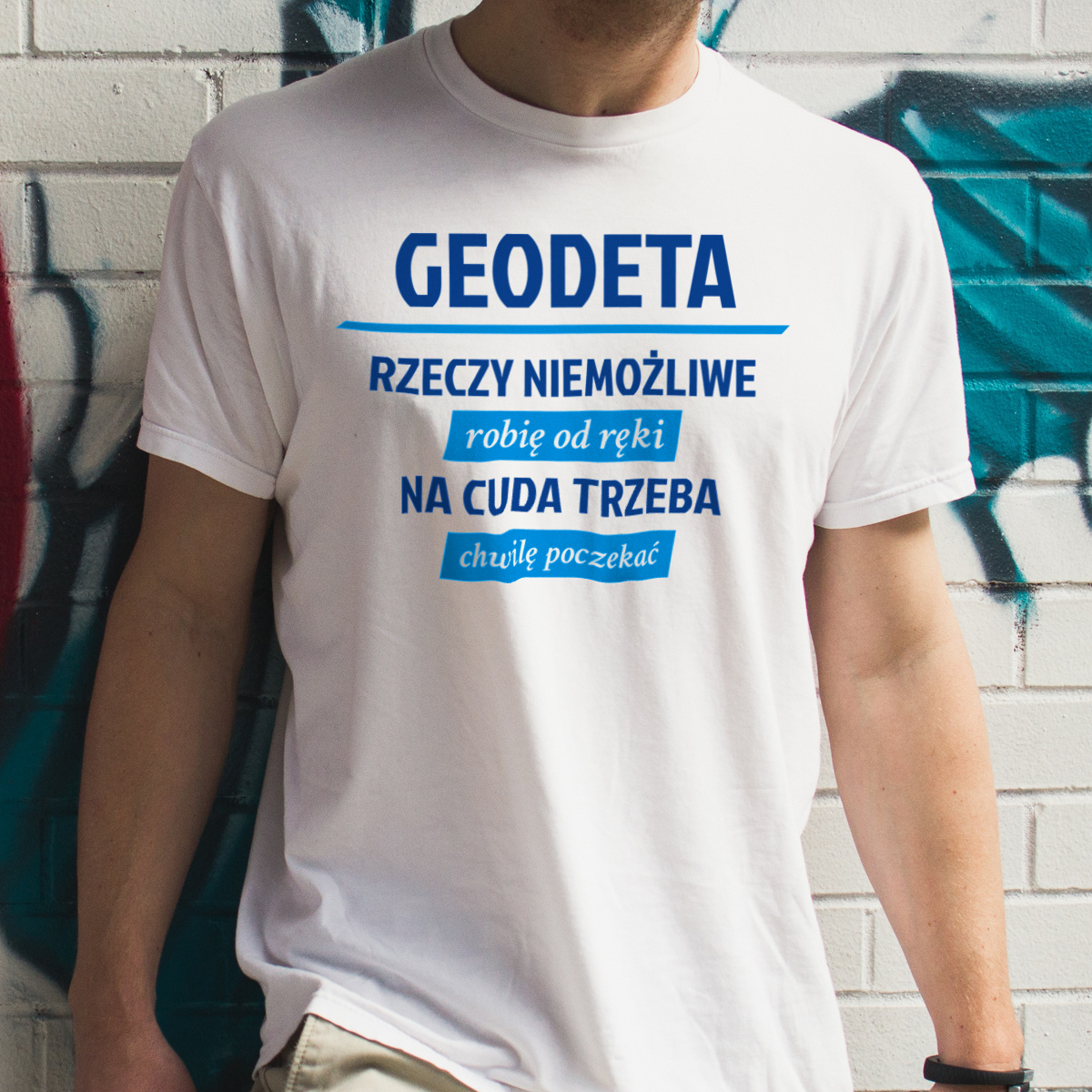 Geodeta - Rzeczy Niemożliwe Robię Od Ręki - Na Cuda Trzeba Chwilę Poczekać - Męska Koszulka Biała