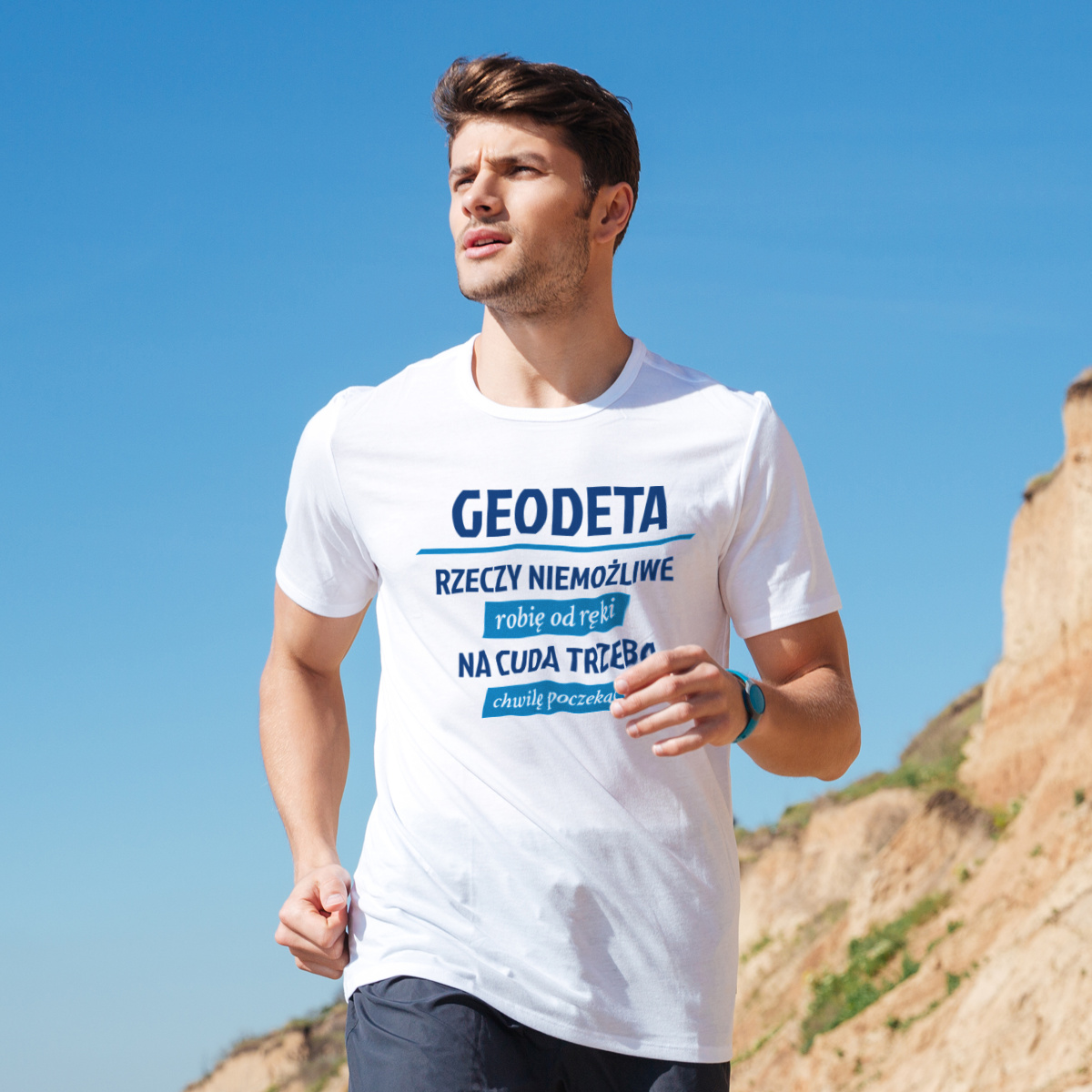 Geodeta - Rzeczy Niemożliwe Robię Od Ręki - Na Cuda Trzeba Chwilę Poczekać - Męska Koszulka Biała