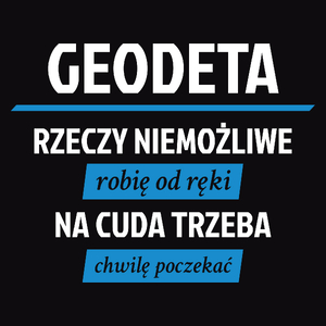 Geodeta - Rzeczy Niemożliwe Robię Od Ręki - Na Cuda Trzeba Chwilę Poczekać - Męska Koszulka Czarna