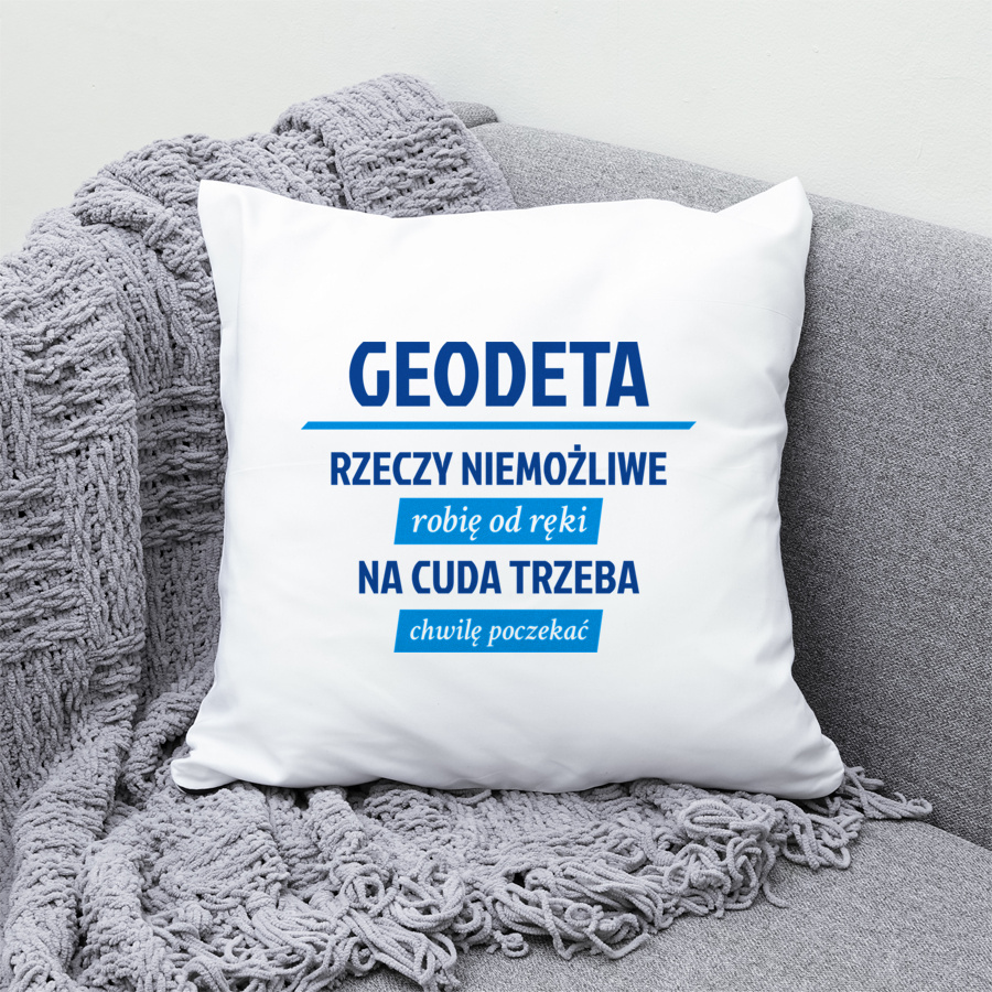 Geodeta - Rzeczy Niemożliwe Robię Od Ręki - Na Cuda Trzeba Chwilę Poczekać - Poduszka Biała