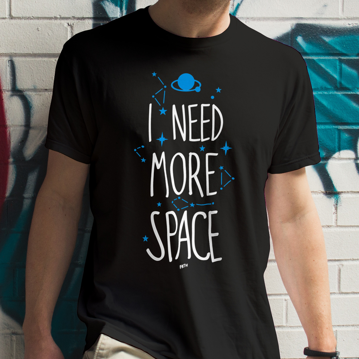 I need more space - Męska Koszulka Czarna