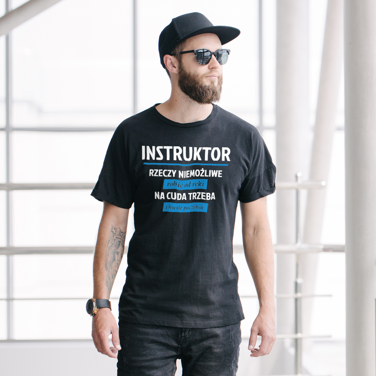 Instruktor - Rzeczy Niemożliwe Robię Od Ręki - Na Cuda Trzeba Chwilę Poczekać - Męska Koszulka Czarna