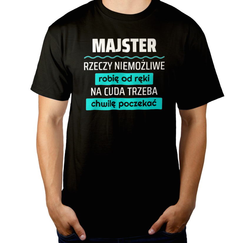 Majster - Rzeczy Niemożliwe Robię Od Ręki - Na Cuda Trzeba Chwilę Poczekać - Męska Koszulka Czarna