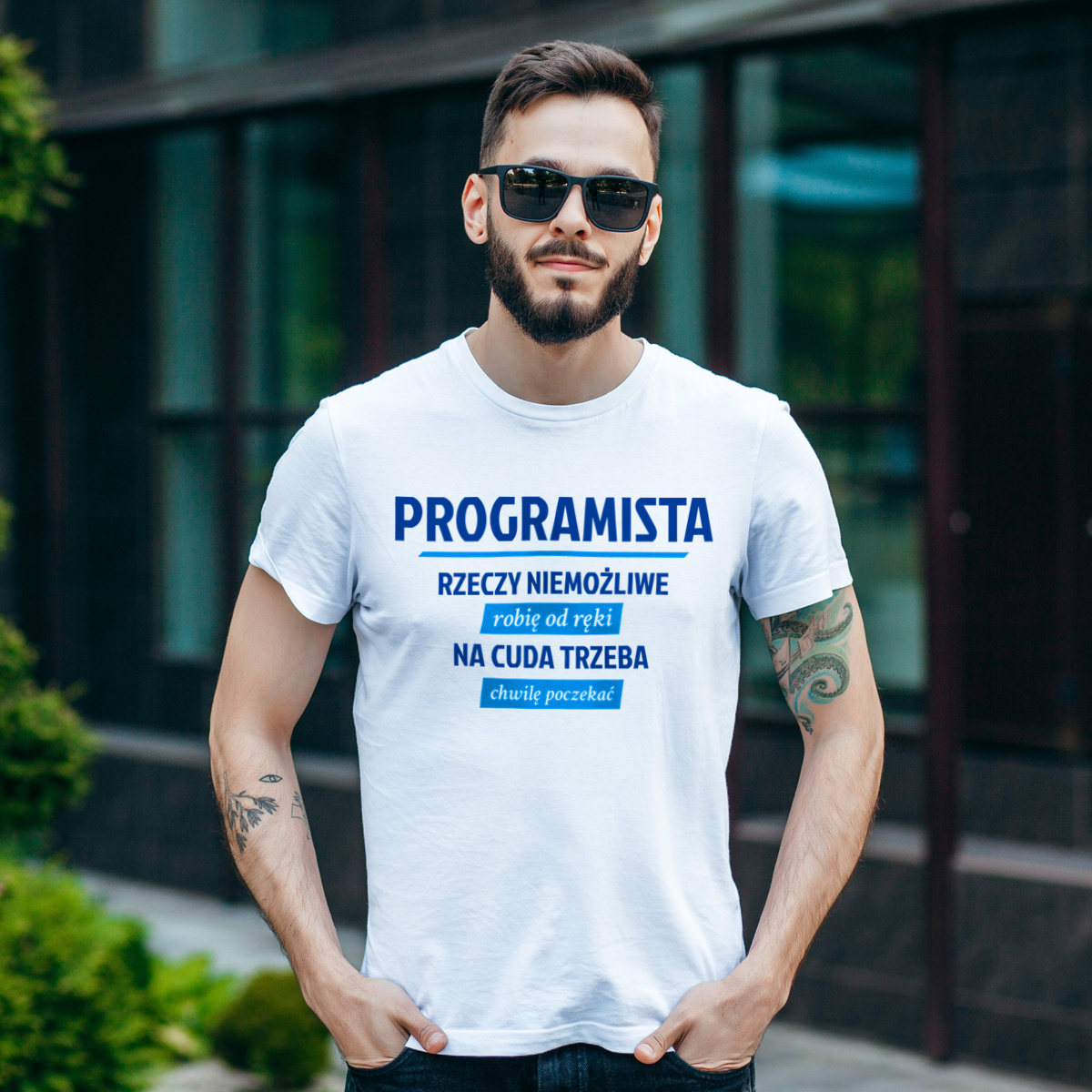 Programista - Rzeczy Niemożliwe Robię Od Ręki - Na Cuda Trzeba Chwilę Poczekać - Męska Koszulka Biała