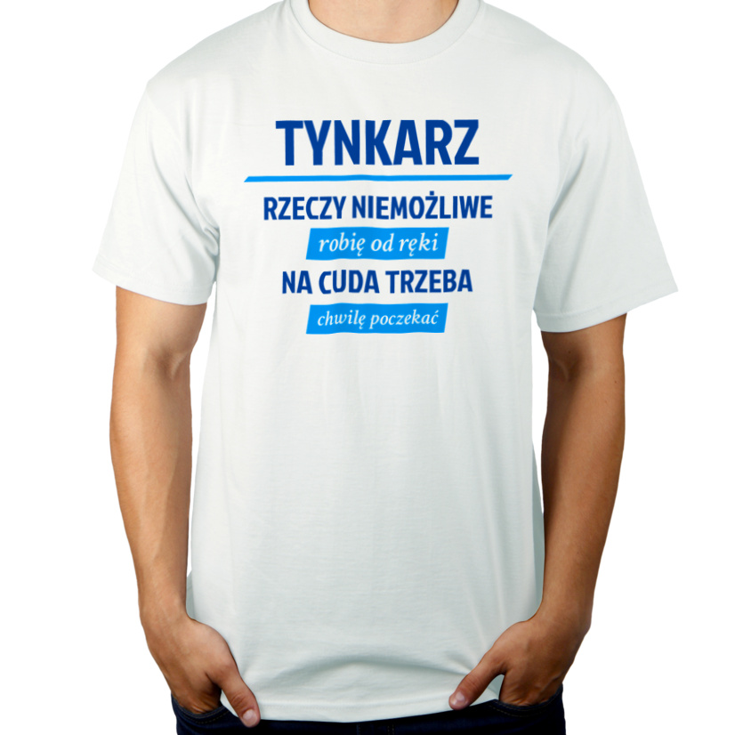 Tynkarz - Rzeczy Niemożliwe Robię Od Ręki - Na Cuda Trzeba Chwilę Poczekać - Męska Koszulka Biała